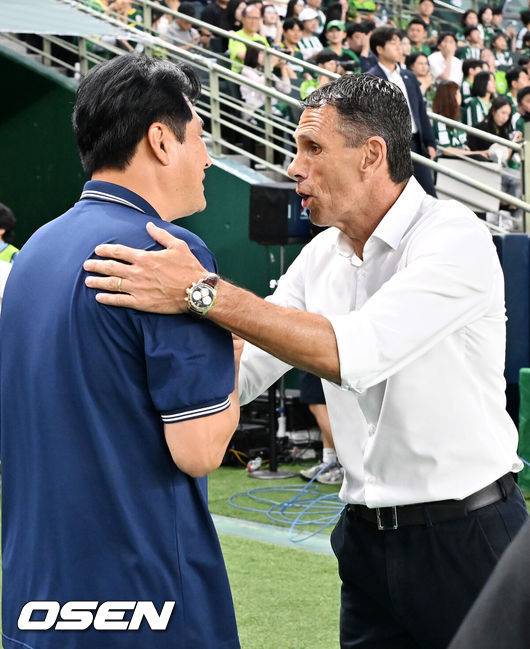 [OSEN=전북, 민경훈 기자] 8일 오후 전주월드컵경기장에서 하나은행 K리그1 2025 25라운드 전북현대와 FC안양의 경기가 열렸다.  전북은 이날 21경기 연속 무패에 도전한다.경기 전 전북 거스 포옛 감독과 안양 유병훈 감독이 악수를 나누고 있다. 2025.08.08 / rumi@osen.co.kr