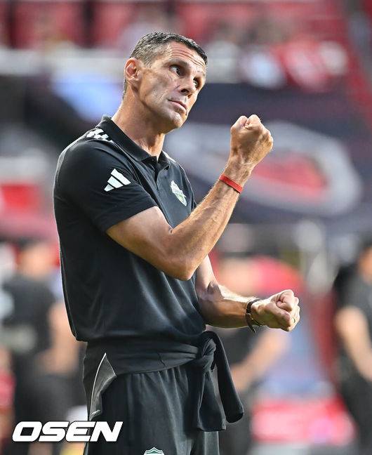 [OSEN=포항, 이석우 기자] 19일 포항 스틸야드에서 하나은행 K리그1 2025 포항 스틸러스와 전북 현대의 경기가 열렸다.  포항으로 이적한 기성용이 포항 유니폼을 입고 첫 출전한다. 전북 현대 거스 포옛 감독이 선수들을 독려하고 있다. 2025.07.19 / foto0307@osen.co.kr