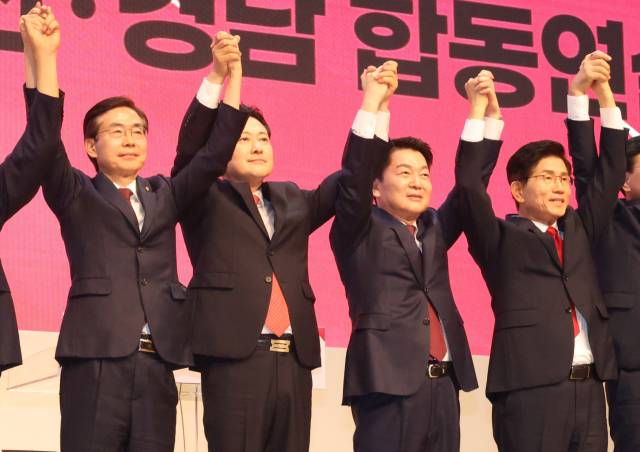 ▲12일 오후 부산 해운대구 벡스코에서 열린 국민의힘 부울경 합동연설회에서 당대표 후보들이 손을 맞잡고 있다. 왼쪽부터 조경태, 장동혁, 안철수, 김문수 후보. ⓒ연합뉴스