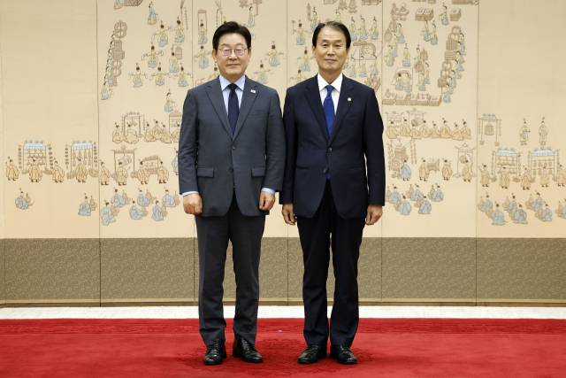 ▲권오을 보훈부 장관이 임명장을 수여 받은 후 이재명 대통령과 기념촬영을 하고 있다. ⓒ 연합뉴스