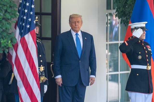 ▲ 도널드 트럼프 미국 대통령(가운데)이 8일(현지시간) 백악관에서 아르메니아 총리를 맞이하기 위해 기다리고 있다. ⓒ신화통신=연합뉴스