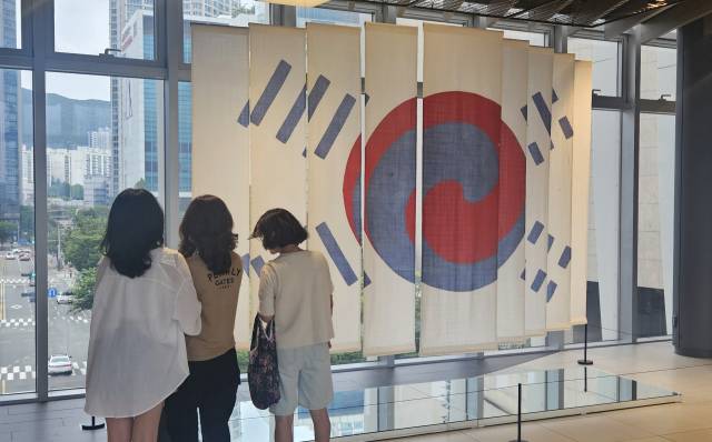 ▲제헌절인 17일 부산 해운대구 신세계백화점 센텀시티 3층 몰 연결통로에 '데니 태극기'가 전시돼 눈길을 끌고 있다. 우리나라에서 가장 오래된 태극기인 보물 '데니 태극기'는 고종이 외교 고문이었던 미국인 데니(Owen N Denny)에게 하사한 태극기로 우리나라에 남아있는 가장 오래된 태극기다. 1981년 데니의 후손이 대한민국에 기증했다. 광복 80주년 기념 공익캠페인으로 설치된 태극기는 8월 15일까지 전시된다. ⓒ연합뉴스