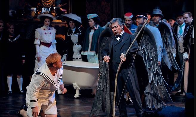 베이스 연광철이 2008년 바이로이트 페스티벌의 ‘파르지팔’무대에서 구르네만츠로서 열연하고 있다. 바이로이트 페스티벌 제공