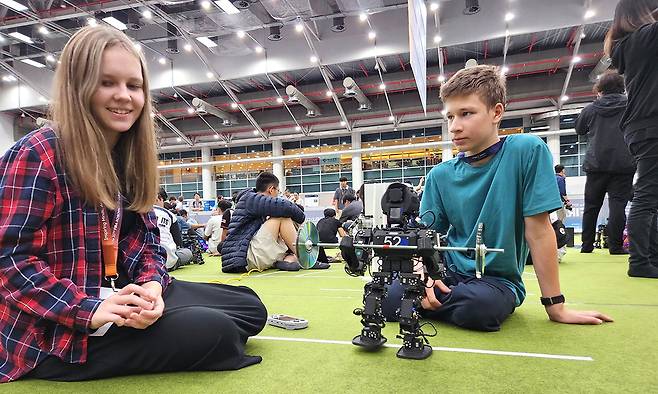 역도 종목에 출전한 독일 팀이 경기에 앞서 로봇을 점검하고 있다.