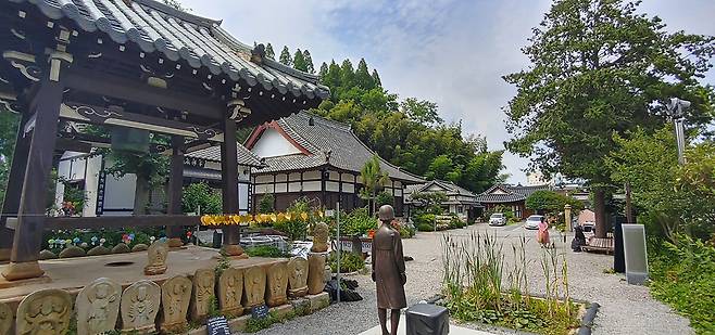 한일 병합이 일어나기 1년 전 일본의 노승 우치다 붓칸이 설립한 ‘금강선사’에서 시작된 동국사는 일본인들의 무운과 번영을 기리는 사찰이었다. 해방 후 일제의 잔재라는 이유로 철거 위기까지 몰렸던 동국사가 이제는 ‘평등과 포용’의 가치를 말하는 대한민국의 절이다.