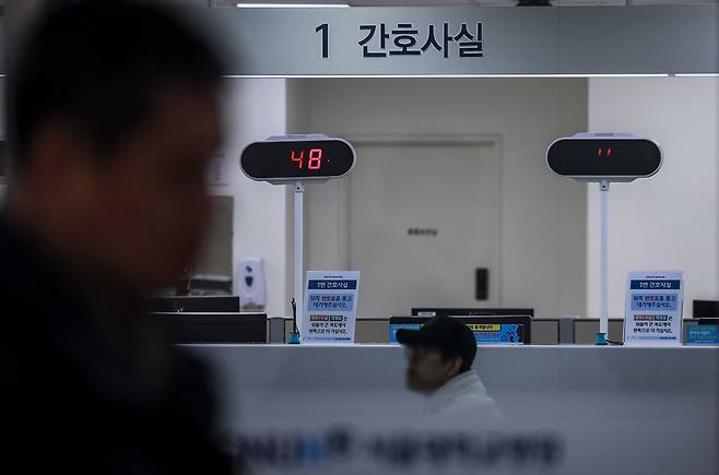 서울의 한 대학병원 간호사실 앞으로 환자들이 이동하고 있다. 뉴시스