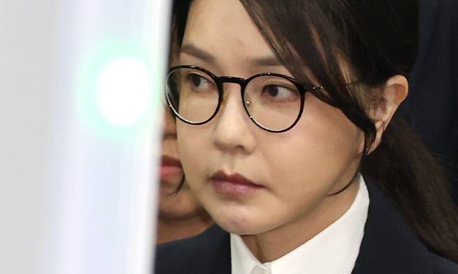 윤석열 전 대통령 부인 김건희 씨가 12일 구속 전 피의자 심문(영장실질심사)을 마친 뒤 서울 서초구 서울중앙지법을 나서고 있다. 연합뉴스