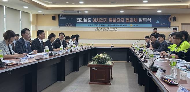 전남도가&nbsp;13일 전남테크노파크에서&nbsp; 여수시·순천시·광양시, 포스코퓨처엠 등 도내 이차전지 소재 기업을 비롯해 전남테크노파크, 학계 및 연구기관 전문가 등이 참석한 가운데&nbsp;이차전지 특화단지 협의체 발족식 및 킥오프(kick-off) 회의를 열어 있다. 전남도 제공