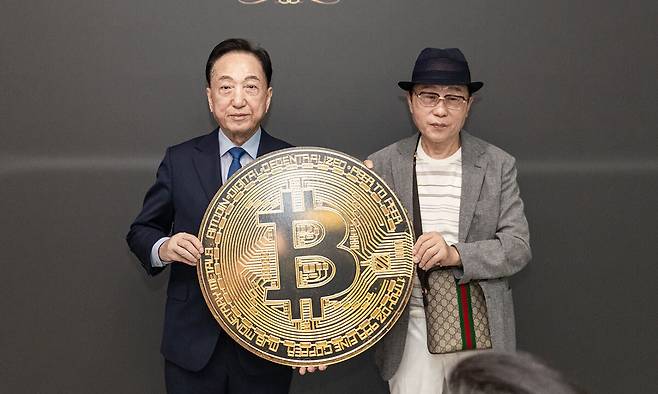 김거석씨(오른쪽)가 11일 서울 중구 대한적십자사 서울사무소에서 비트코인 전달식을 마치고 김철수 대한적십자사 회장과 기념 촬영을 하고 있다. 대한적십자사 제공