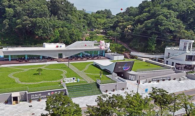 전북 남원시가 30여년간 방치됐던 콘도 부지를 미디어아트 전시관으로 새단장해 올해 4월 말 개관한 ‘피오리움’과 ‘달빛정원’. 남원시 제공