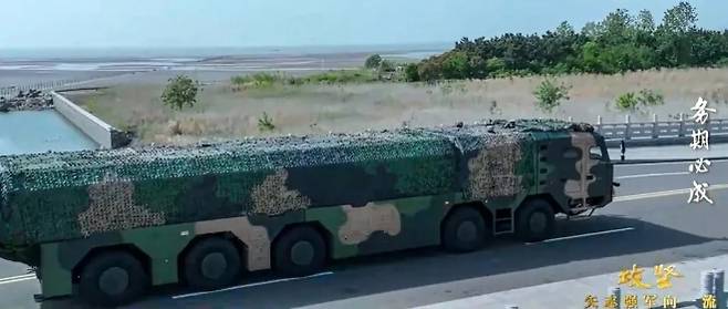 중국중앙(CC)TV에 공개된 극초음속 순항 미사일 DF(둥펑)-100의 이동 모습. CCTV 영상 캡처