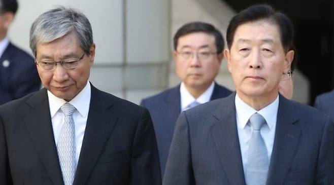 장충기 전 삼성 미래전략실 사장(왼쪽)과 최지성 전 미래전략실장. 연합뉴스