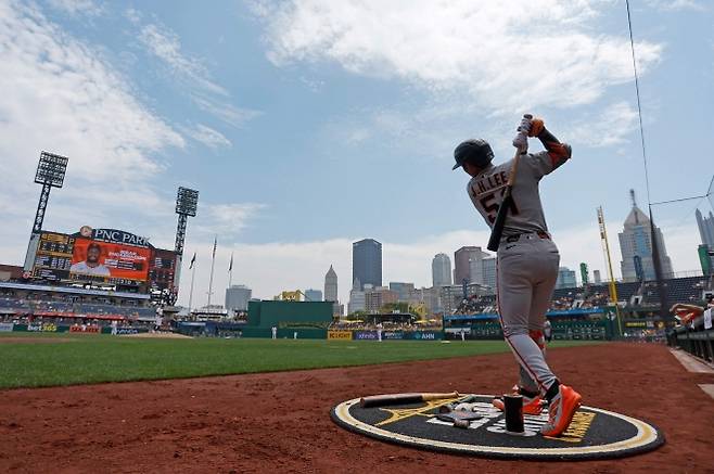 샌프란시스코 자이언츠 이정후가 7일(한국시간) 미국 펜실베이니아주 피츠버그의 PNC 파크에서 열린 2025 미국 메이저리그(MLB) 정규시즌 피츠버그 파이리츠와의 원정 경기에서 타격하고 있다. AFP 연합뉴스