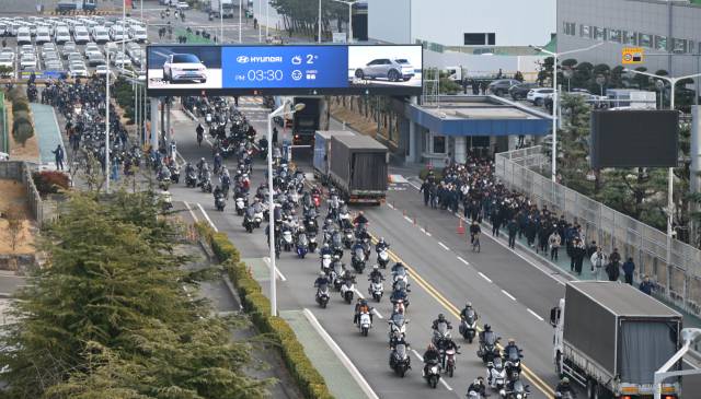 울산 북구 현대차 공장에서 직원들이 퇴근을 하고 있다. 성형주 기자