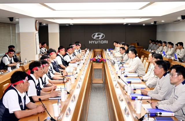 현대자동차 노사가 6월 울산공장에서 올 해 임금 및 단체협약 교섭에 앞서 상견례를 위한 모임을 가졌다. 사진제공= 현대자동차
