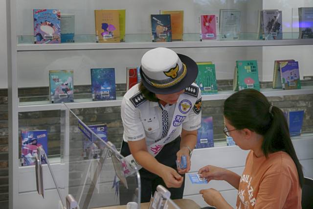 경남경찰청이 피싱 등 일상 생활에서 발생하는 범죄 예방을 위해 자석식으로 제작된 홍보 책갈피를 배부하는 모습. 사진 제공=경남경찰청