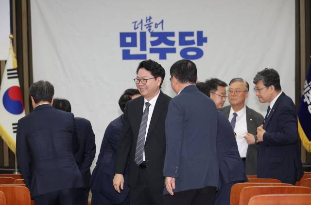 이한주 국정기획위원회 위원장이 4일 서울 여의도 국회에서 열린 더불어민주당 의원총회에 참석하고 있다. 연합뉴스