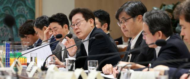 이재명 대통령이 13일 서울 용산 대통령실 청사에서 열린 나라 재정 절약 간담회에서 발언하고 있다. 연합뉴스