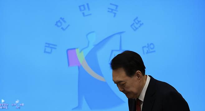 4월21일 윤석열이 서울중앙지방법원에서 열린 내란 우두머리 혐의 형사재판 2차 공판에 출석하고 있다. ⓒ사진공동취재단