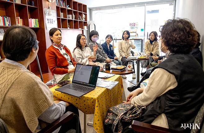 나른한책방에서 열린 열 번째 '찾아가는 독자위원회'를 찾은 독자들이 이야기를 나누고 있다. ⓒ시사IN 조남진