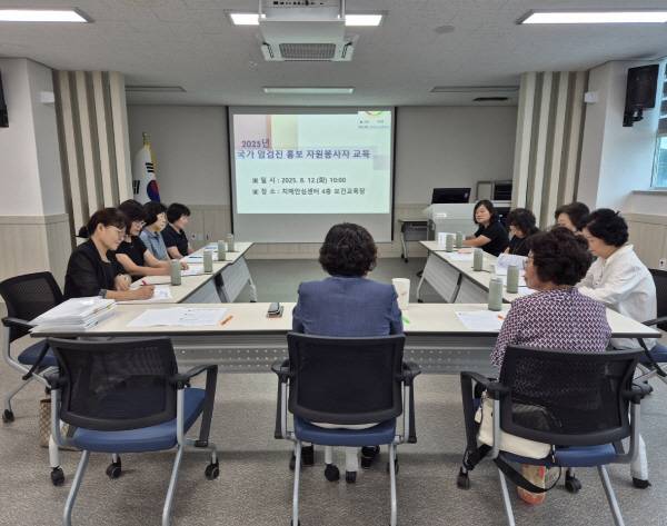 지난 12일 경산시가 치매안심센터 보건교육장에서 안뜨레 봉사회 암 예방 도우미 자원봉사자를 대상으로 암검진 사전 교육을 실시하고 있다. ⓒ경산시