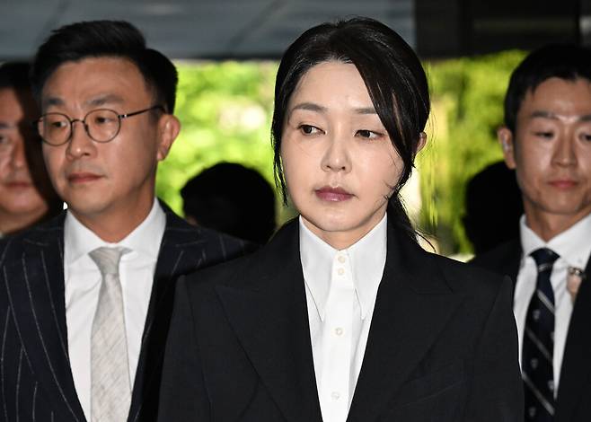 윤석열 전 대통령 부인 김건희 여사가 8월12일 구속 전 피의자 심문(영장실질심사)을 받기 위해 서울 서초구 서울중앙지법에 출석하고 있다. 민중기 특검팀은 김 여사에 대해 자본시장법 위반(도이치모터스 주가조작 개입 의혹), 정치자금법 위반(명태균 공천개입 의혹), 특정범죄 가중처벌법상 알선수재(건진법사·통일교 청탁 의혹) 혐의로 구속영장을 청구했다. ⓒ 연합뉴스