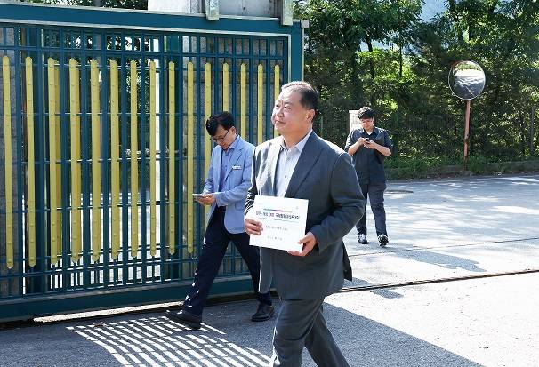 8월 7일, 김경일 파주시장이 파주~개성 DMZ 국제평화마라톤대회' 개최를 위한 북한주민접촉신고서를 직접 제출하기 위해 통일부를 방문하고 있다. Ⓒ파주시청 제공