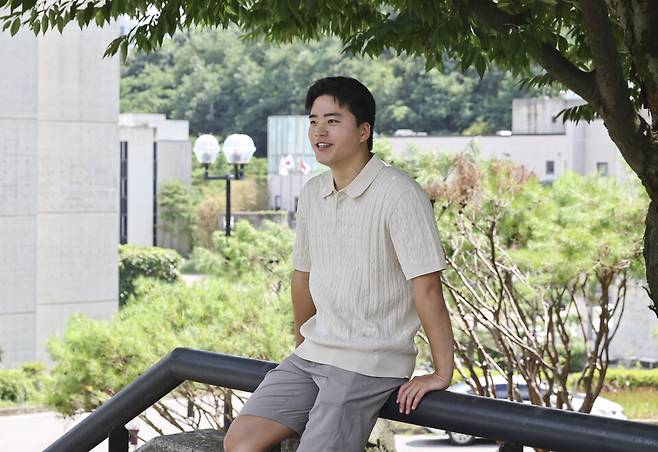 자립준비청년 채동엽씨(26)가 재학 중인 대학교에서 취재진과 인터뷰하고 있는 모습 ⓒ시사저널 박정훈 기자
