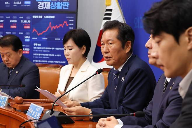 정청래 더불어민주당 대표(가운데)가 13일 서울 여의도 국회에서 열린 최고위원회에서 발언하고 있다. ⓒ연합뉴스