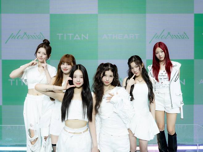 타이탄 콘텐츠의 ‘1호 그룹’ 앳하트가 13일 정식 출사표를 던졌다. 데뷔 EP ‘플롯 트위스트’에는 동명의 타이틀곡을 위시로 앳하트에 1000만 뷰 걸그룹이란 수식을 안긴 선공개곡 ‘굿 걸’ 등 5곡이 수록됐다. 사진제공 | 타이탄 콘텐츠