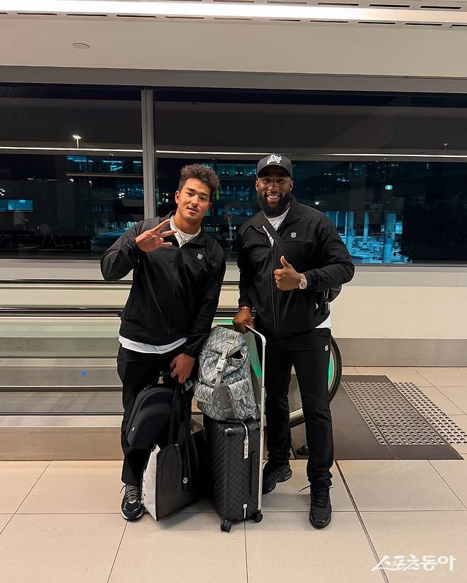 KT 안현민(왼쪽)과 멜 로하스 주니어가 2월 호주 질롱에서 1차 스프링캠프를 마친 뒤 멜버른공항에서 기념 사진을 촬영하고 있다. 사진출처｜멜 로하스 주니어 인스타그램 캡처