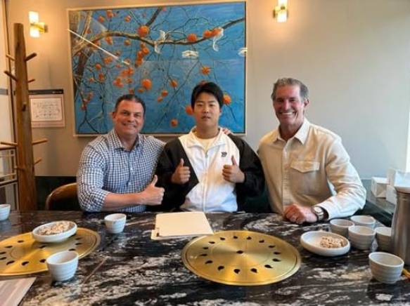 파라곤 스포츠 인터내셔널이 13일 KT 강백호와 에이전시 계약을 체결 사실을 사진과 함께 발표했다. 파라곤 스포츠 인터내셔널 SNS 캡처