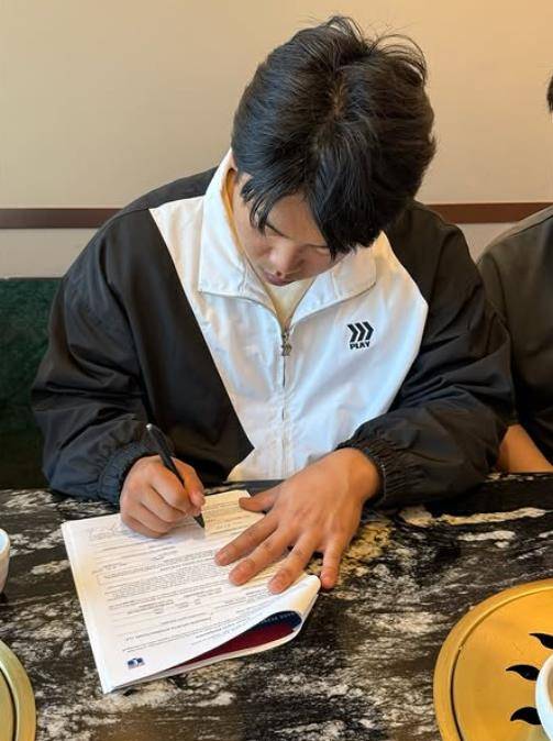 KT 강백호가 에이전시 계약서에 사인하고 있다. 파라곤 스포츠 인터내셔널 SNS 캡처