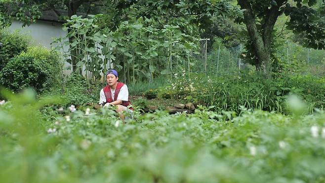 JTBC 디지털 스튜디오 제작 예능 ‘흙심인대호’에 출연 중인 방송인 김대호의 촬영 모습. 사진 JTBC 디지털 스튜디오