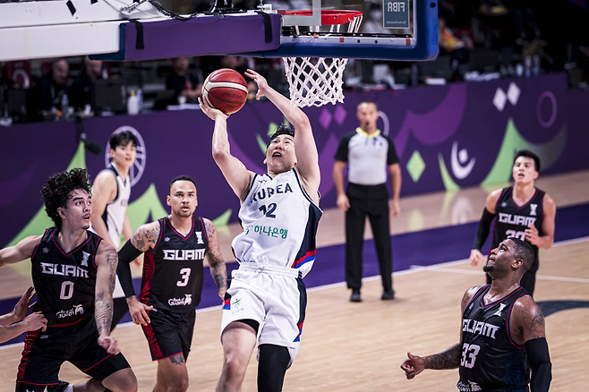 문정현이 12일 괌과의 FIBA 아시아컵 8강 결정전에서 골 밑 슛을 시도하고 있다. FIBA 제공