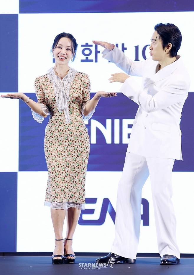 배우 엄정화, 송승헌이 12일 서울 영등포구 디큐브시티 더 세인트에서 진행된 지니TV 오리지널 드라마 '금쪽같은 내 스타' 제작발표회에 참석해 포즈를 취하고 있다. /2025.08.12 /사진=김휘선 hwijpg@