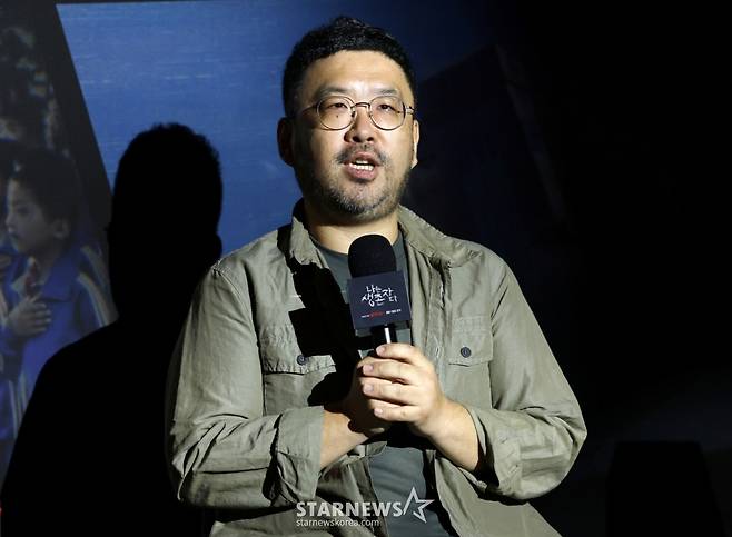 조성현 PD가 13일 서울 용산구 CGV용산에서 진행된 넷플릭스 다큐 '나는 생존자다' 제작발표회에 참석해 질의응답을 하고 있다.  '나는 생존자다'는 2023년 넷플릭스 다큐멘터리 시리즈 '나는 신이다'의 후속작으로, 오는 15일 공개될 예정이다. 총 8개 에피소드로 구성된 이번 시리즈에서는 JMS와 부산 형제복지원, 지존파 사건, 삼풍백화점 붕괴 참사 등 4개 사건의 생존자 목소리가 담긴다. /2025.08.13 /사진=김휘선 hwijpg@