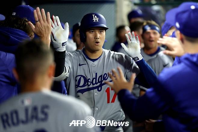 오타니 쇼헤이가 13일(한국시각) 미국 캘리포니아주 애너하임의 에인절 스타디움에서 펼쳐진 LA 에인절스와 2025 미국 프로야구 메이저리그(MLB) 원정 경기에서 9회 극적인 솔로포를 터트린 뒤 동료들과 함께 기쁨을 나누고 있다. /AFPBBNews=뉴스1