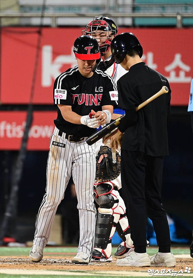 12일 오후 수원케이티위즈파크에서 열린 '2025 신한 SOL Bank KBO리그' LG 트윈스와 KT 위즈의 경기, 8회초 1사 2,3루 LG 구본혁이 고의사구로 출루하고 있다. 수원, 박지영 기자