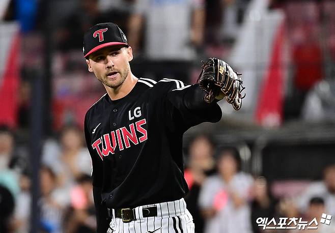 12일 오후 수원케이티위즈파크에서 열린 '2025 신한 SOL Bank KBO리그' LG 트윈스와 KT 위즈의 경기, 7회말 1사 LG 선발투수 톨허스트가 KT 허경민을 3루수 땅볼로 돌려세운 뒤 호수비를 선보인 구본혁에게 고마움을 표하고 있다. 수원, 박지영 기자