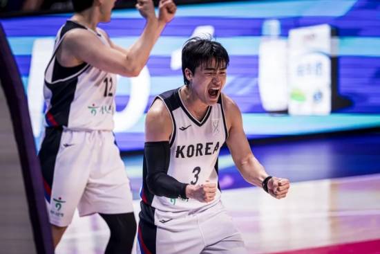 안준호 감독이 이끄는 대한민국 남자 농구 대표팀이 약체로 분류되는 괌을 편하게 제압하고 2025 국제농구연맹(FIBA) 아시아컵 8강에 진출해 '만리장성' 중국 앞에 섰다.&nbsp;  한국은 12일(한국시간) 사우디아라비아 제다에서 열린 2025 FIBA 아시아컵 8강 진출전에서 괌에게 99-66 대승을 거뒀다.&nbsp;FIBA