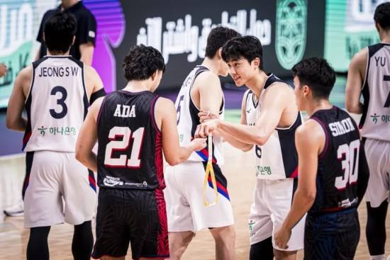 안준호 감독이 이끄는 대한민국 남자 농구 대표팀이 약체로 분류되는 괌을 편하게 제압하고 2025 국제농구연맹(FIBA) 아시아컵 8강에 진출해 '만리장성' 중국 앞에 섰다.&nbsp;  한국은 12일(한국시간) 사우디아라비아 제다에서 열린 2025 FIBA 아시아컵 8강 진출전에서 괌에게 99-66 대승을 거뒀다.&nbsp;FIBA