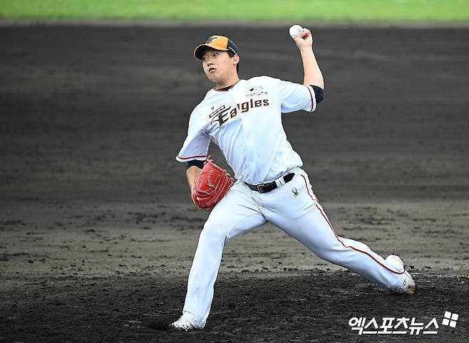 2일 오후 일본 오키나와현 구시카와 구장에서 한화 이글스와 롯데 자이언츠의 연습경기가 열렸다.  8회말 한화 김기중이 공을 힘차게 던지고 있다. 엑스포츠뉴스 DB