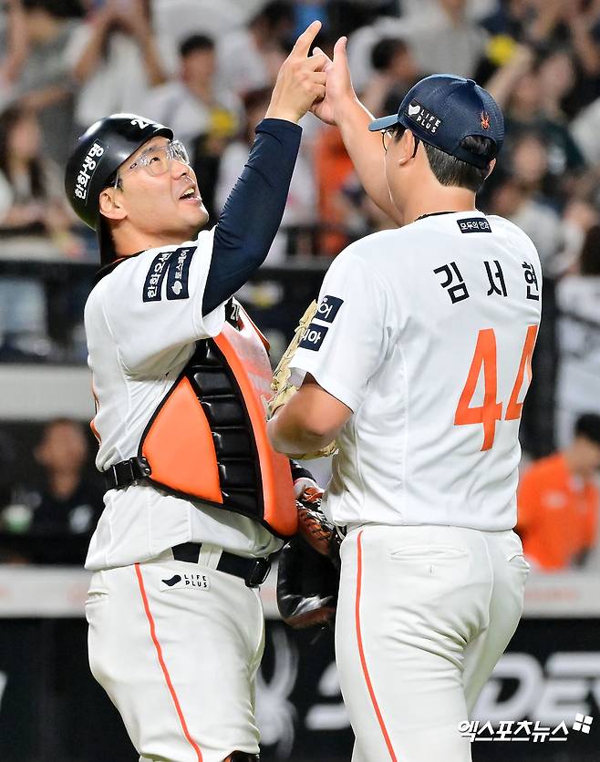12일 오후 대전 한화생명 볼파크에서 열린 '2025 신한 SOL Bank KBO리그' 롯데 자이언츠와 한화 이글스의 경기, 한화가 폰세의 역투에 힘입어 롯데에 2:0 승리를 거뒀다.  이날 경기에서 승리한 한화 선수들이 기뻐하고 있다. 대전, 김한준 기자