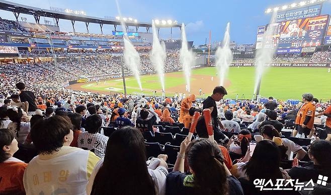 한화는 13일 대전 한화생명 볼파크에서 열린 2025 신한 SOL Bank KBO리그 롯데 자이언츠와의 시즌 12차전에서 입장권 1만7000장을 모두 판매하면서 올 시즌 48번째 매진을 기록했다. 이는 KBO리그 시즌 홈 경기 최다 매진 기록이다. 종전 기록은 역시 한화가 지난해 세운 47회다. 또한 한화는 이날 1만7000명을 더해 시즌 총 관중 수 91만1661명을 기록하며 구단 역사상 최초로 한 시즌 90만 관중을 달성했다. 대전, 김한준 기자