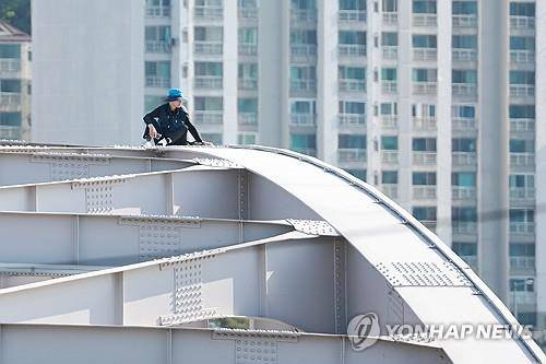 한강대교에 올라가 고공농성을 벌이는 송준영 씨 송준영씨는 2025년 6월11일 한강대교에 올라가 보육시설에서의 폭력 진상 규명 등을 요구했다.
[연합뉴스 사진]