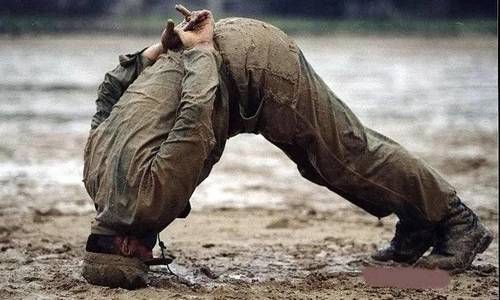 일반적인 '원산폭격' 모습 유진수 대표는 보육원에서 고아들이 하는 '원산폭격'은 이보다 훨씬 고통스러웠다고 했다.
[SNS 캡처 사진]