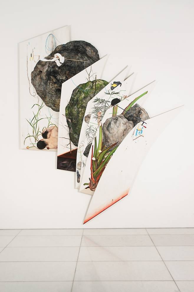 이진주 작 '슬픔과 돌' 광목에 수간채색, 386x322㎝
[아라리오갤러리 서울 제공. 재판매 및 DB 금지]