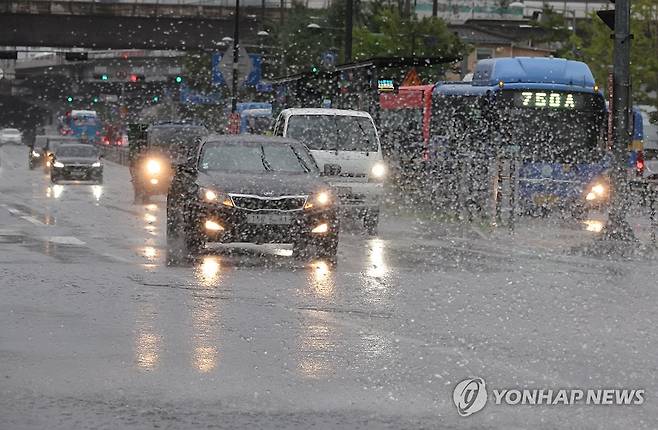 서울 곳곳 호우주의보 (서울=연합뉴스) 이진욱 기자 = 호우주의보가 내린 13일 서울 서대문구 남가좌동 도로에서 차량들이 이동하고 있다. 2025.8.13 cityboy@yna.co.kr