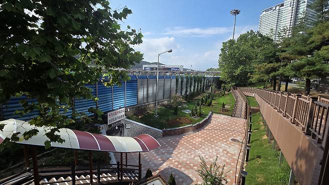 새로 단장한 분당구 정자동 184-1번지 지하통로 입구쪽 공공공지 [성남시 제공. 재판매 및 DB 금지]